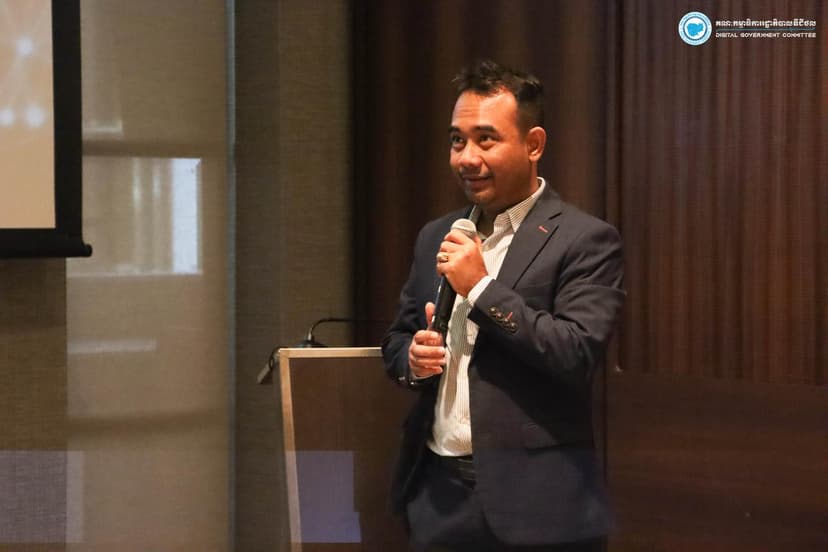 news-event-ឯកឧត្តមអគ្គលេខាធិការ ជា សេរីវឌ្ឍ បានអញ្ជើញចូលរួមសិក្ខាសាលាស្ដីពី “មជ្ឈមណ្ឌលទិន្នន័យ និងដំណោះស្រាយឌីជីថល៖ ការស្វែងយល់អំពីការប្រើប្រាស់បញ្ញាសិប្បនិម្មិត (AI) និងថាមពលប្រកបដោយប្រសិទ្ធភាពនិងចីរភាពនៅក្នុងមជ្ឈមណ្ឌលទិន្នន័យ”